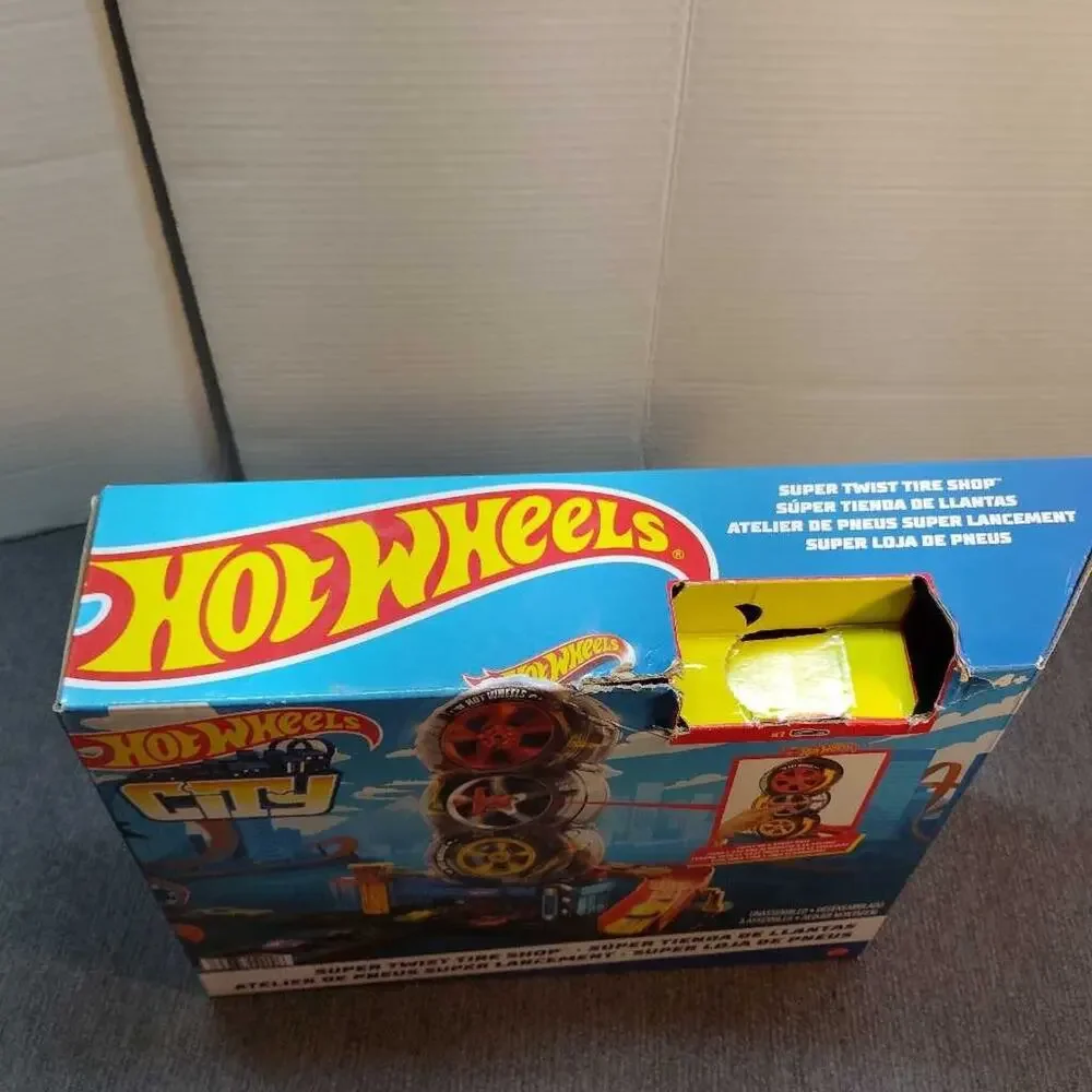 Hot Wheels City Super Twist Tire Shop Playset New Sealed Box Damage
